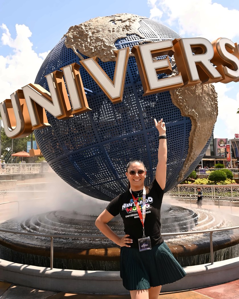 Eve frente al globo de Universal en Orlando
