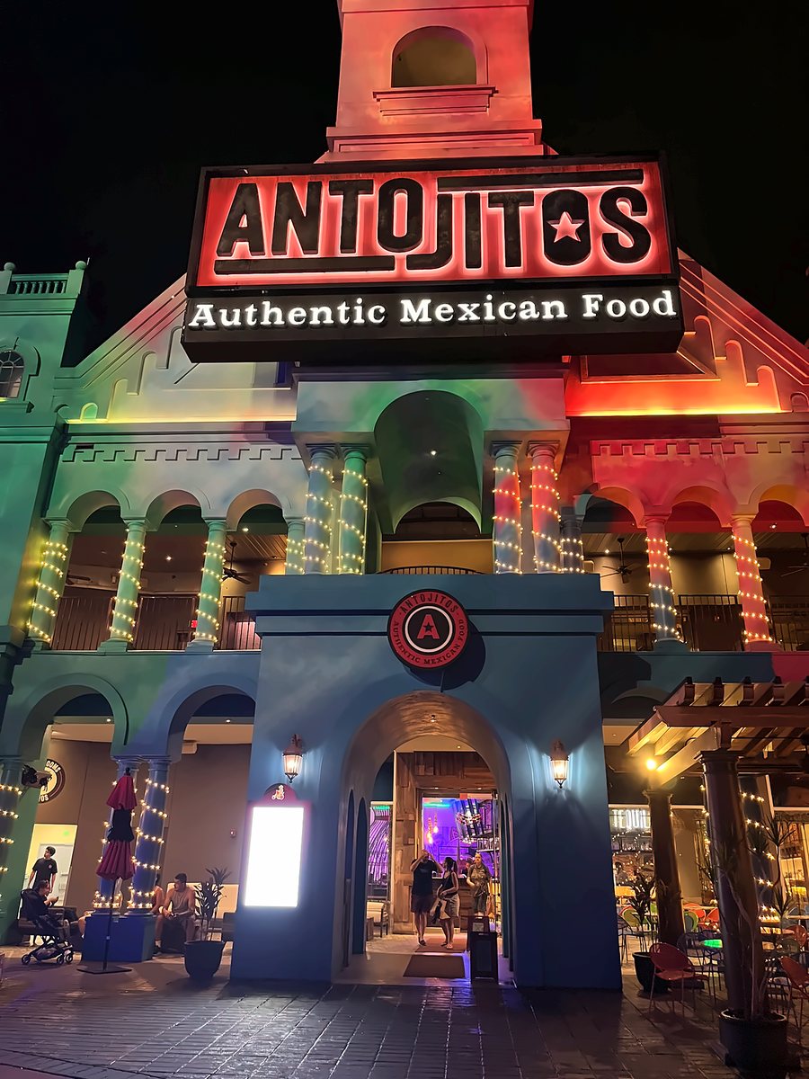 Fachada iluminada de un restaurante de comida mexicana de noche